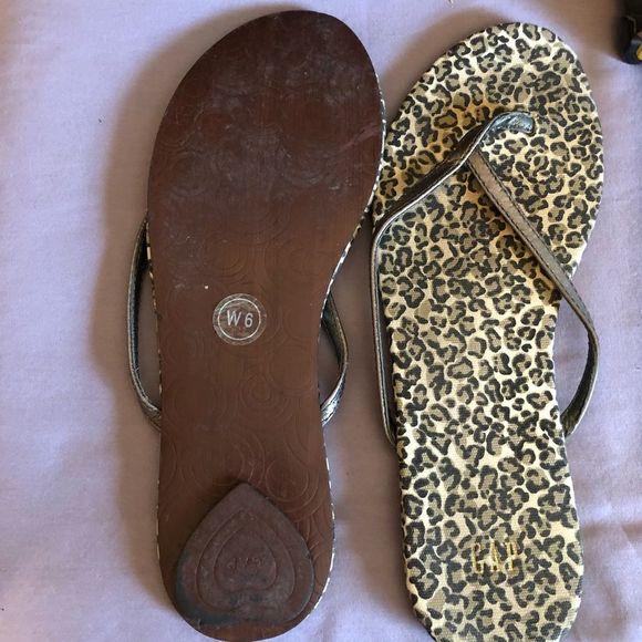 Animal print Gap flip flops size 6 - Picture 2 of 2